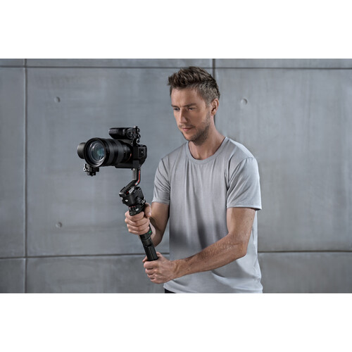 تصویر از گیمبال دوربین دی جی آی آر اس 3 DJI RS 3 Gimbal Stabilizer در دستان فیلمبردار