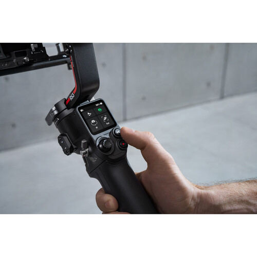 تصویر از گیمبال دوربین دی جی آی آر اس 3 DJI RS 3 Gimbal Stabilizer در حین استفاده