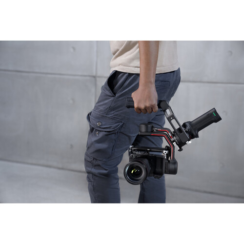 تصویر از استفاده از لرزشگیر دوربین دی جی آی آر اس 3 DJI RS 3 Gimbal Stabilizer توسط فیلمبردار