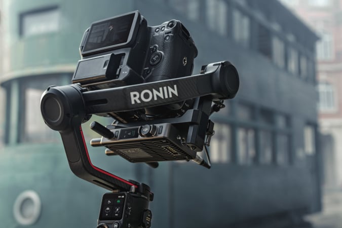تصویر از لرزشگیر دوربین دی جی آی آر اس 3 DJI RS 3 Gimbal Stabilizer در لحظه فیلم برداری