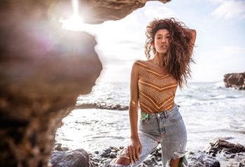 ژست عکس کنار دریا