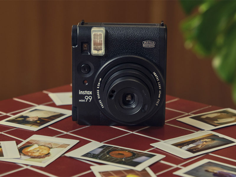 دوربینFujifilm Instax mini 99 و عکس‌های چاپ سریع روی میز
