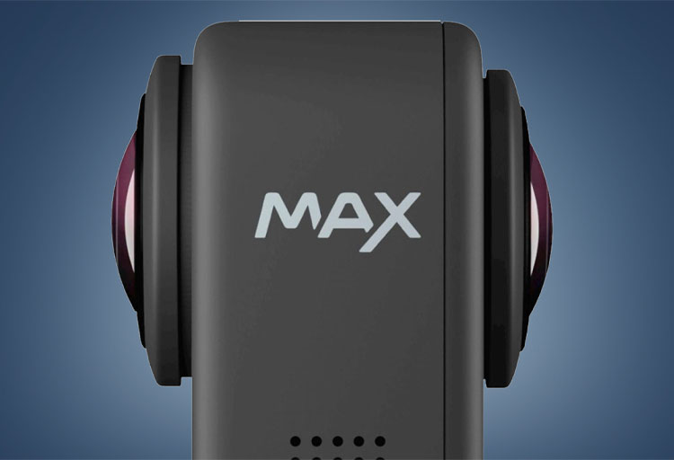 دوربین GoPro Max 2 در زمینه آبی