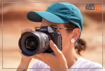 نقد و بررسی دوربین سونی A7RV و دوربین در دست عکاس