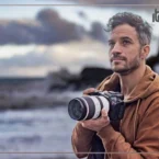 نقد و بررسی دوربین کانن R5 C و نمای جانبی بدنه دوربین در دست عکاس