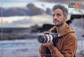 نقد و بررسی دوربین کانن R5 C و نمای جانبی بدنه دوربین در دست عکاس